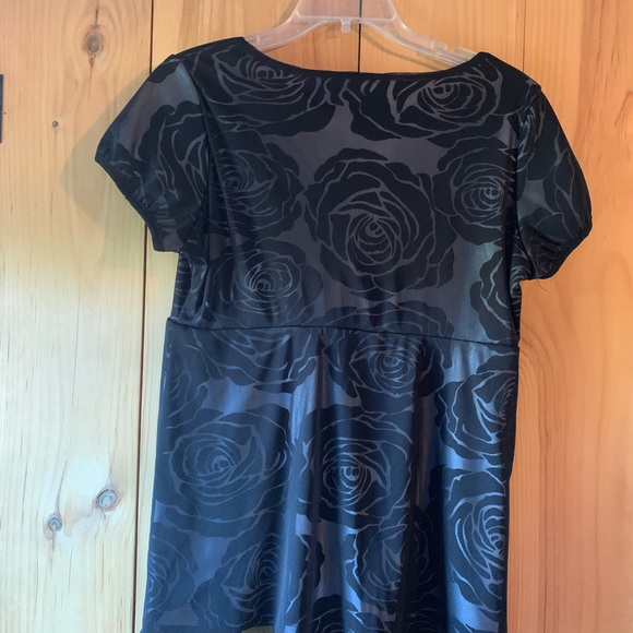 🌈R-Q-T Black with White Underlay Top - Picture 4 of 6